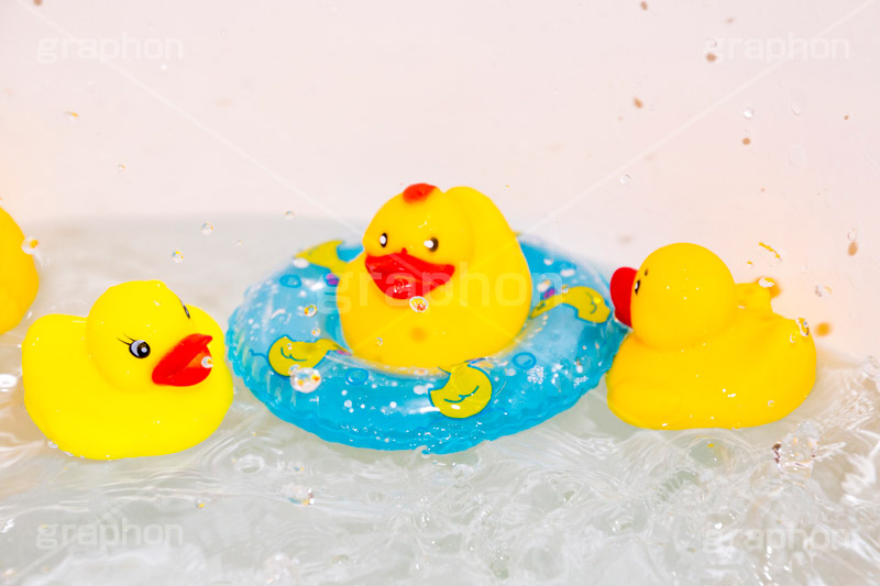 お風呂に浮かぶアヒルの玩具 グラフォン無料素材
