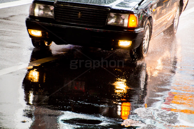 雨の日の道路,雨の日,雨,梅雨,道路,アスファルト,rain,asphalt,水たまり,水溜まり,水しぶき