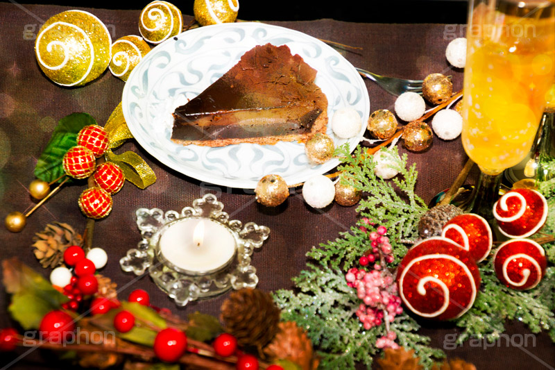 クリスマスパーティー,クリスマス,パーティー,CHRISTMAS,party,candle,キャンドル,オーナメント,ケーキ,チョコレート,チョコ,chocolate,wine,cake,dinner,スパークリングワイン,ワイン,松ぼっくり,ディナー,スイーツ,デザート,dessert,winter,冬