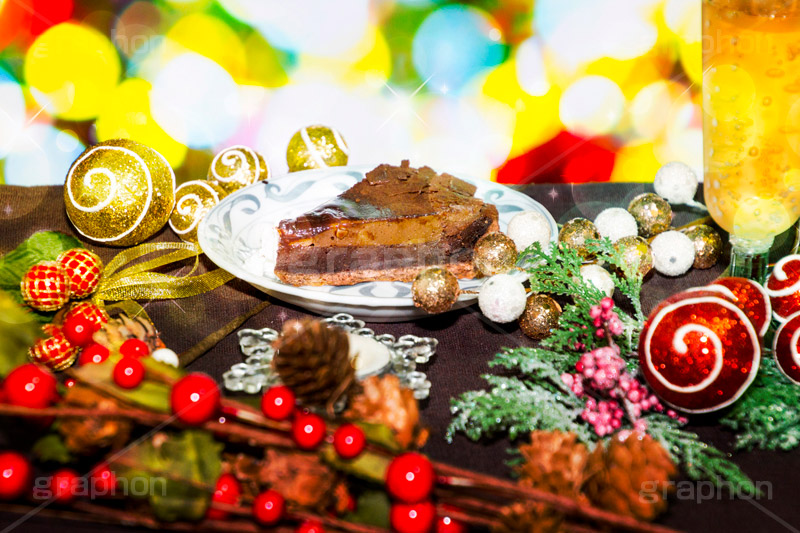 クリスマスパーティー,クリスマス,パーティー,CHRISTMAS,party,candle,キャンドル,オーナメント,ケーキ,チョコレート,チョコ,chocolate,wine,cake,dinner,illumination,イルミネーション,スパークリングワイン,ワイン,松ぼっくり,ディナー,キラキラ,スイーツ,デザート,dessert,winter,冬