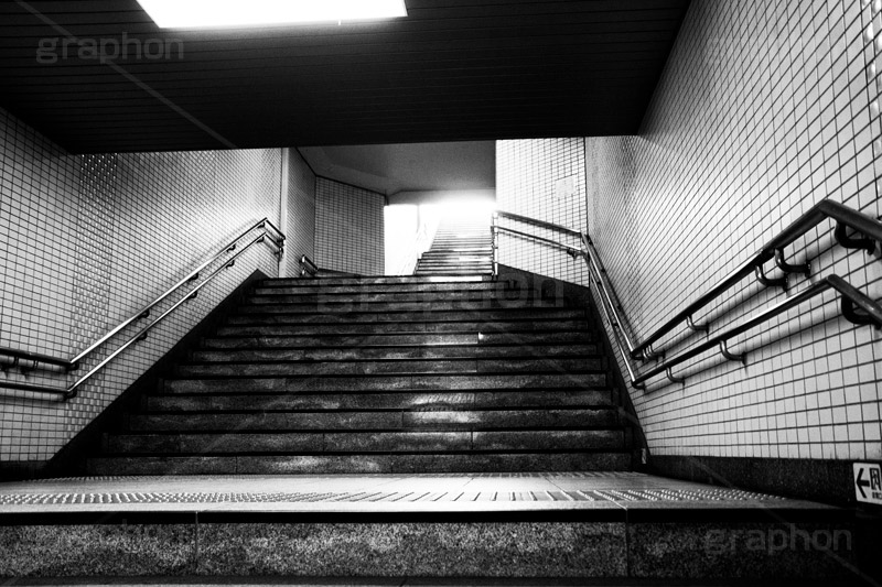 地下鉄(モノクロ),モノクロ,白黒,しろくろ,モノクローム,単色画,単彩画,単色,階段