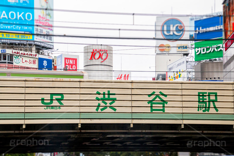 渋谷駅前,シブヤ,渋谷,しぶや,駅前,shibuya,看板,標示,高架下,ガード下,線路,名所