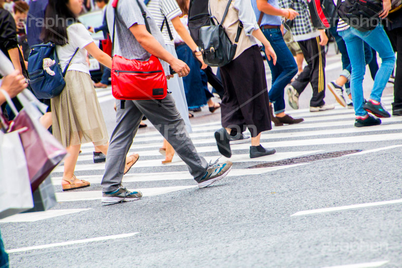 都会の雑踏,雑踏,都会,都心,東京,人混み,混雑,横断歩道,街角,街角スナップ,交差点,混む,人々,渡る,歩く,通勤,通学,足,人物,カバン,バッグ,仕事