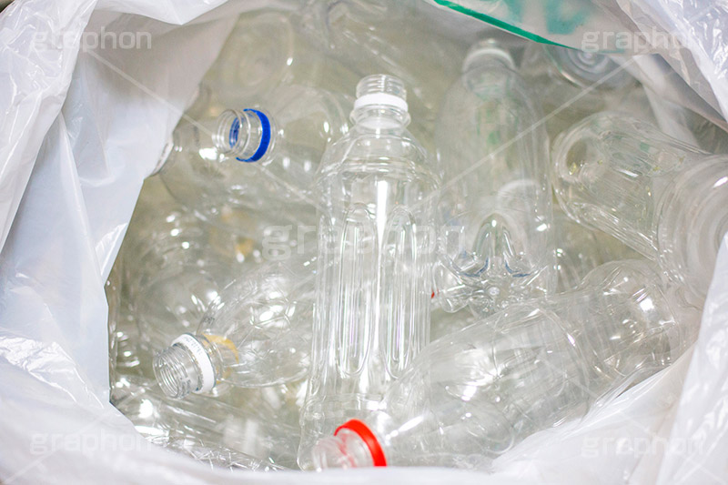 捨てられたペットボトル,捨て,ペットボトル,ボトル,リサイクル,ゴミ,ごみ,プラスチック,分別,大量,たくさん,容器,掃除,清掃,bottles