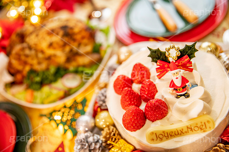 クリスマスケーキ,ケーキ,クリスマスディナー,クリスマスパーティー,クリスマス,パーティー,生クリーム,クリーム,ディナー,冬,オーナメント,コーディネート,サンタ,サンタクロース,ヒイラギ,ひいらぎ,松ぼっくり,プレゼント,いちご,イチゴ,苺,CHRISTMAS,party,dinner,winter,cake,cream,Santa,present,strawberry,フルサイズ撮影