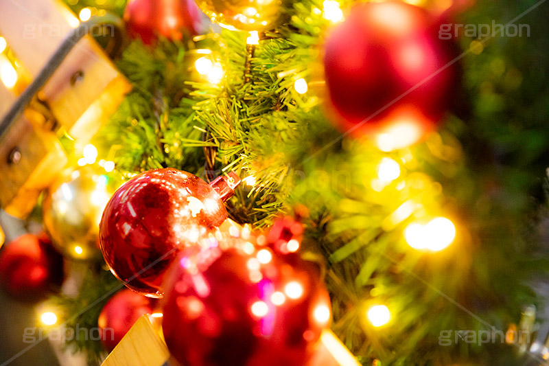 光り輝くクリスマスオーナメント,リース,イルミネーション,イルミ,電飾,電球,発光ダイオード,冬,キラキラ,綺麗,きれい,キレイ,煌,輝,デート,クリスマス,飾り,デコレーション,イベント,オーナメント,ボール,LED,CHRISTMAS,Xmas,ornament,illumination,フルサイズ撮影