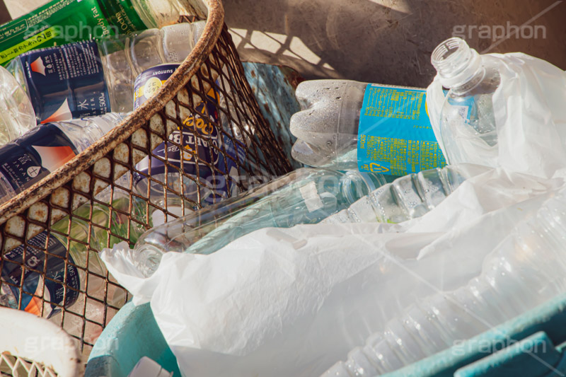 捨てられたペットボトル,捨て,ペットボトル,ボトル,リサイクル,ゴミ,ごみ,プラスチック,分別,大量,たくさん,容器,掃除,清掃,ごみ箱,bottles
