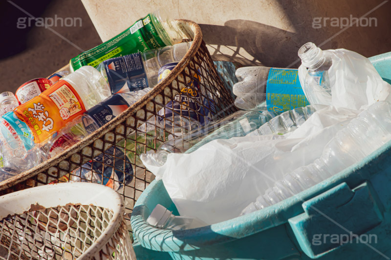 捨てられたペットボトル,捨て,ペットボトル,ボトル,リサイクル,ゴミ,ごみ,プラスチック,分別,大量,たくさん,容器,掃除,清掃,ごみ箱,bottles