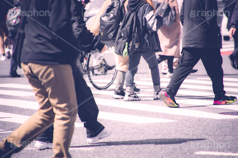 雑踏,都会の雑踏,都会,都心,東京,人混み,混雑,横断歩道,街角,街角スナップ,混む,人々,渡る,歩く,通勤,通学,足,交差点,歩きスマホ,人物,japan,フルサイズ撮影