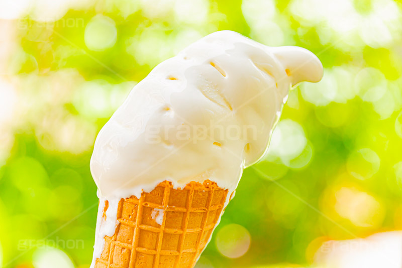 溶けたソフトクリーム,ソフトクリーム,アイスクリーム,クリーム,コーン,ワッフル,ミルク,暑い,溶け,垂れ,清凉,夏,涼,冷,アイス,スイーツ,菓子,デザート,おやつ,お菓子,冷菓子,甘い,sweet,summer,フルサイズ撮影