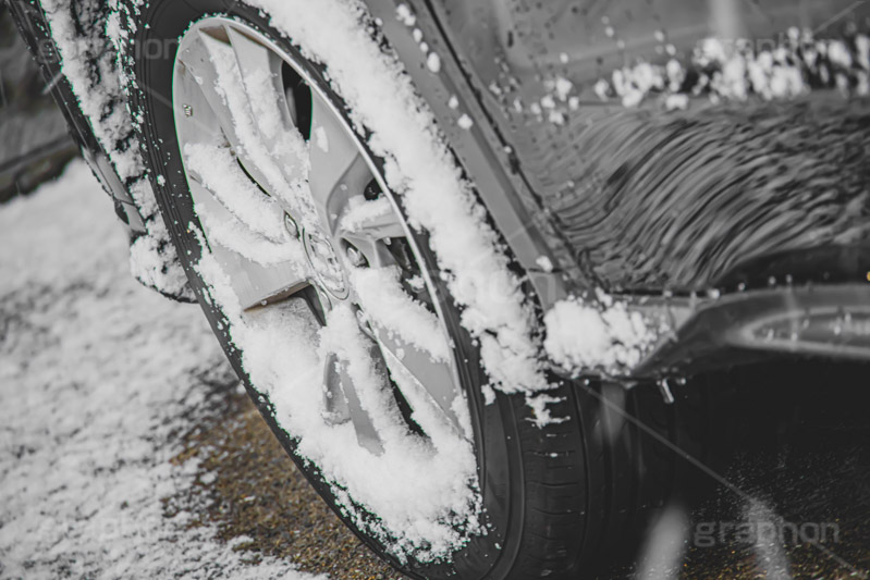 タイヤに積もった雪,車に積もった雪,雪,ゆき,積,冬,道路,積雪,車,snow,winter,フルサイズ撮影