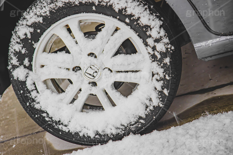 タイヤに積もった雪,車に積もった雪,雪,ゆき,積,冬,道路,積雪,車,snow,winter,フルサイズ撮影