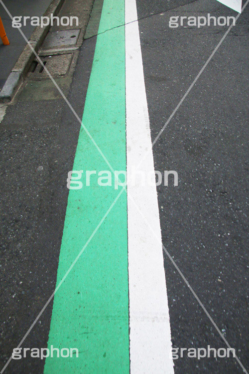 歩道の白線,アスファルト,道路,歩道,白線,交通,車道,みち,道,路側帯,緑線,自転車