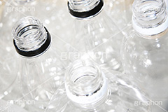 リサイクル用に洗ったペットボトル,洗う,並ぶ,ペットボトル,ボトル,リサイクル,ゴミ,ごみ,プラスチック,分別,大量,たくさん,容器,清掃,掃除,bottles,recycle