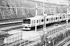 日暮里駅に集まる電車(モノクロ),モノクロ,白黒,しろくろ,モノクローム,単色画,単彩画,単色