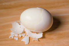 ゆで卵のから剝き,から,殻,たまご,タマゴ,卵,玉子,ゆでたまご,ゆで卵,食材,料理,調理,kitchen,キッチン,egg,まな板