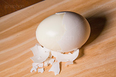 ゆで卵のから剝き,から,殻,たまご,タマゴ,卵,玉子,ゆでたまご,ゆで卵,食材,料理,調理,kitchen,キッチン,egg,まな板