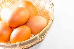 かごに入った卵,卵,たまご,タマゴ,玉子,生卵,なまたまご,食材,かご,カゴ,籠,料理,調理,kitchen,キッチン,イースター,イースターエッグ,easter,egg