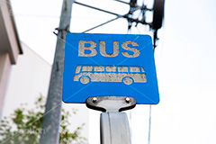 バス停,駅,バス,バス乗り場,駅前,標示,看板,交通,道路,bus,フルサイズ撮影