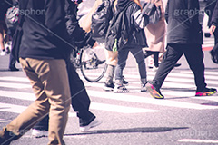 雑踏,都会の雑踏,都会,都心,東京,人混み,混雑,横断歩道,街角,街角スナップ,混む,人々,渡る,歩く,通勤,通学,足,交差点,歩きスマホ,人物,japan,フルサイズ撮影