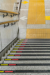 地下への階段,階段,地下鉄,タイル,上がる,上る,下る,下がる,矢印,地下,駅,station