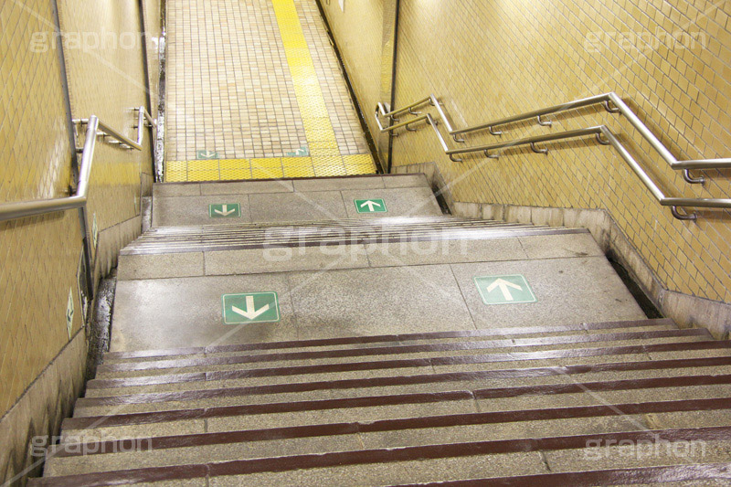 地下への階段,階段,地下鉄,タイル,レンガ,上がる,上る,下る,下がる,矢印,地下,駅,station