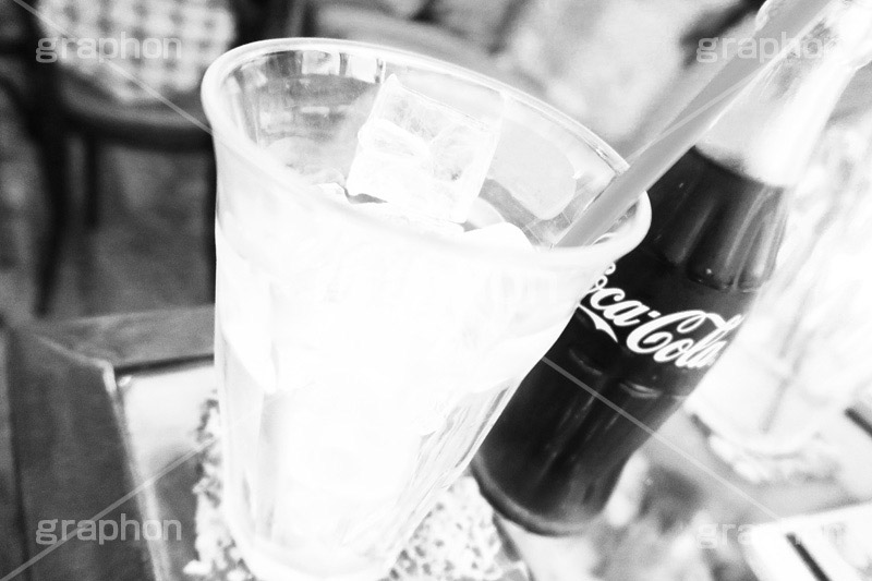 コーラとグラス(モノクロ),飲み物,drink,ドリンク,モノクロ,白黒,しろくろ,モノクローム,単色画,単彩画,単色,清涼