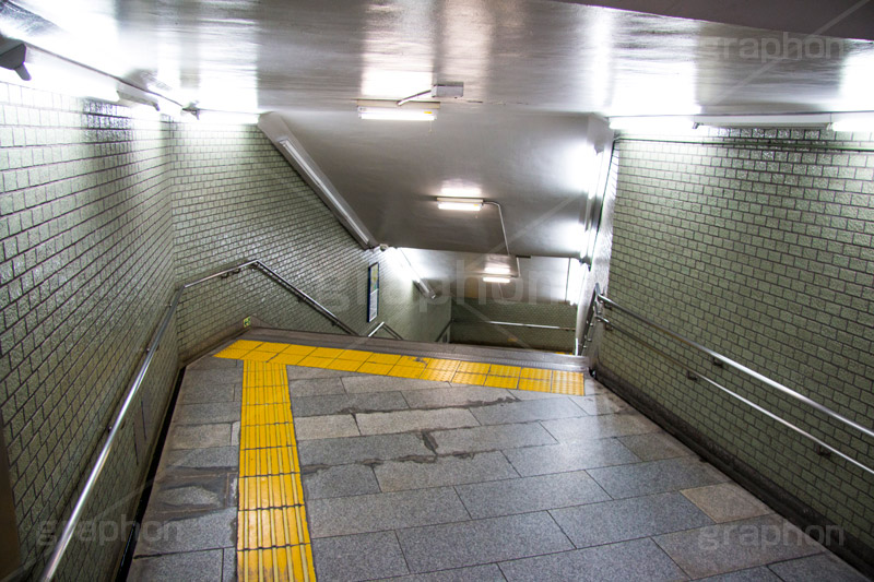 地下鉄への階段,階段,地下鉄,赤レンガの壁,上がる,上る,下る,下がる,登る,駅,station