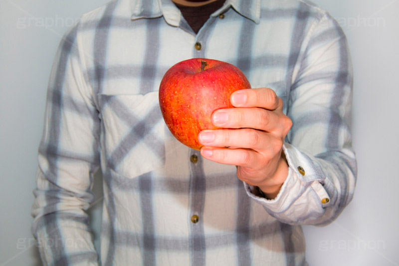 リンゴを持つ男 グラフォン無料素材