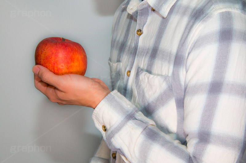 リンゴを持つ男 グラフォン無料素材
