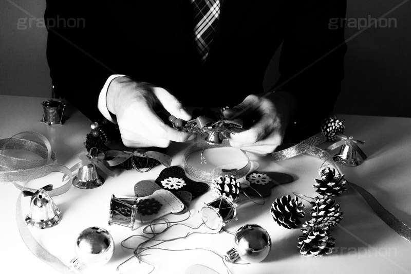 クリスマス準備(モノクロ),モノクロ,白黒,しろくろ,モノクローム,単色画,単彩画,単色,残業