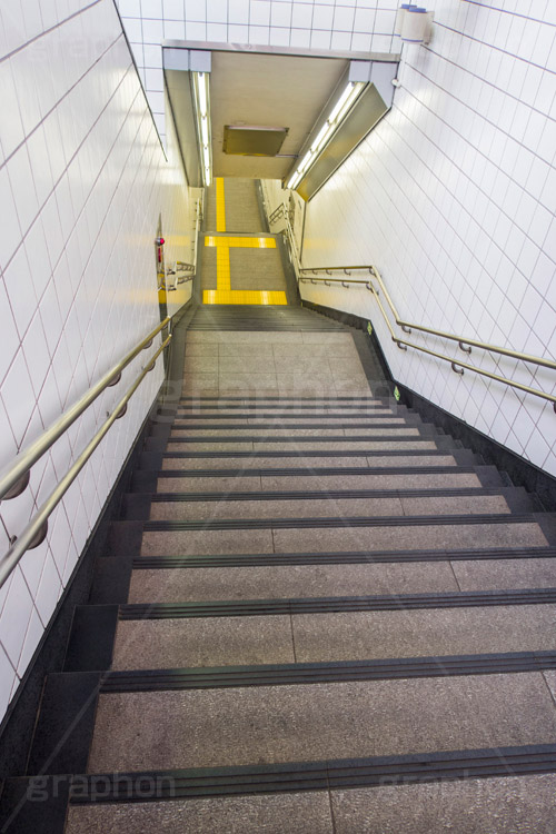 地下への階段,階段,地下鉄,タイル,レンガ,上がる,上る,下る,下がる,矢印,地下,駅,station