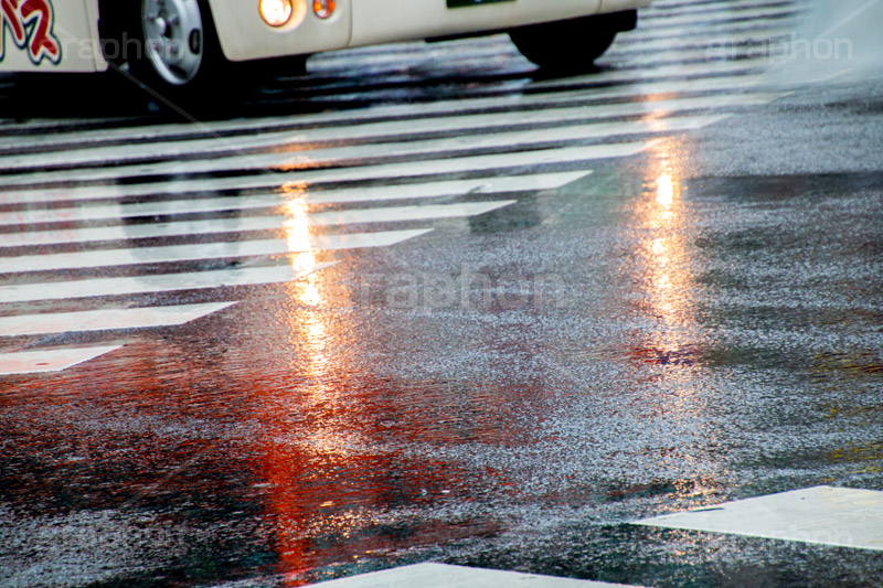 雨の日の道路,雨の日,雨,梅雨,道路,アスファルト,rain,asphalt,水たまり,水溜まり,水しぶき,横断歩道