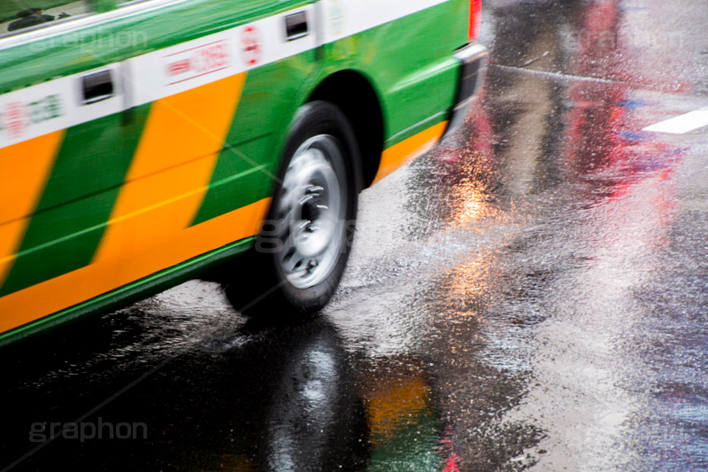 雨の日の道路,雨の日,雨,梅雨,道路,アスファルト,タクシー,水たまり,水溜まり,水しぶき,乗り物,rain,asphalt,taxi