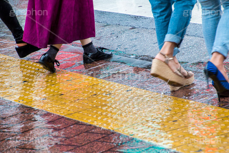 雨の日,雨,梅雨,交差点,信号,横断歩道,足元,道路,アスファルト,rain,asphalt,水たまり,水溜まり,水しぶき,靴