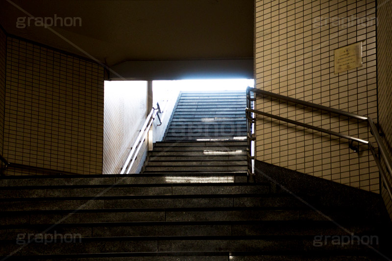 地上への階段,階段,地下鉄,光,逆光,上がる,上る,下る,下がる,地下,駅,station