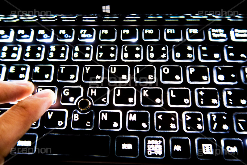 光るキーボード,光る,闇,バックライト,キーボードを打つ手,手,指,仕事,オフィス,ビジネス,キーボード,office,business,keyboard,押す,パソコン,personal computer,PC,computer,コンピューター,キー,入力,digital,gadget,hand,finger