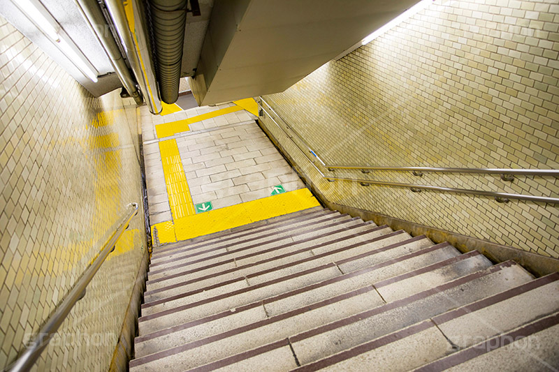 地下への階段,階段,地下鉄,タイル,上がる,上る,下る,下がる,矢印,地下,駅,station,フルサイズ撮影