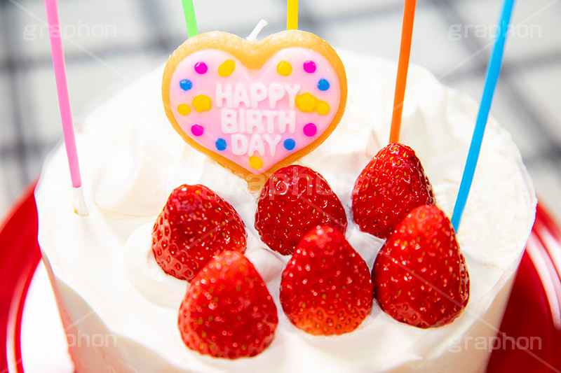 バースデーケーキ,バースデー,誕生日,お祝い,めでたい,ホール,ケーキ,ロウソク,キャンドル,candle,party,cake,cream,present,strawberry,HappyBirthday,生クリーム,クリーム,いちご,イチゴ,苺,デザート,スイーツ,甘い,甘味,フルサイズ撮影