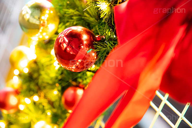 光り輝くクリスマスオーナメント,リース,リボン,イルミネーション,イルミ,電飾,電球,発光ダイオード,冬,キラキラ,綺麗,きれい,キレイ,煌,輝,デート,クリスマス,飾り,デコレーション,イベント,オーナメント,ボール,LED,CHRISTMAS,Xmas,ornament,illumination,フルサイズ撮影
