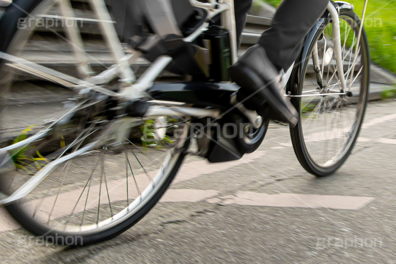 自転車,電動自転車,走る,走行,タイヤ,チャリ,ルール,マナー,交通,徐行,違反,距離,人物,街角,街角スナップ,スピード,サイクリング,bicycle,フルサイズ撮影