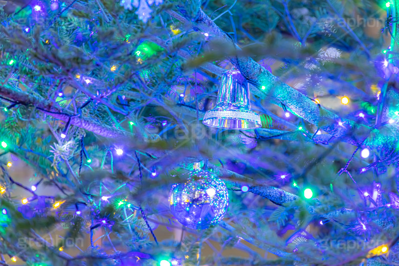 光り輝くクリスマスツリー,クリスマスツリー,イルミネーション,イルミ,電飾,電球,発光ダイオード,冬,キラキラ,綺麗,きれい,キレイ,煌,輝,デート,クリスマス,飾り,デコレーション,イベント,モミの木,もみの木,オーナメント,ボール,ベル,illumination,tree,LED,CHRISTMAS,Xmas,ornament,bell,フルサイズ撮影