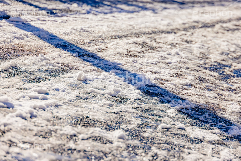アイスバーン,凍結,凍る,氷,滑る,転倒,危険,注意,事故,道路に積もる雪,雪,積雪,ゆき,積,溶ける,解け,道路,アスファルト,スリップ,snow,winter,フルサイズ撮影
