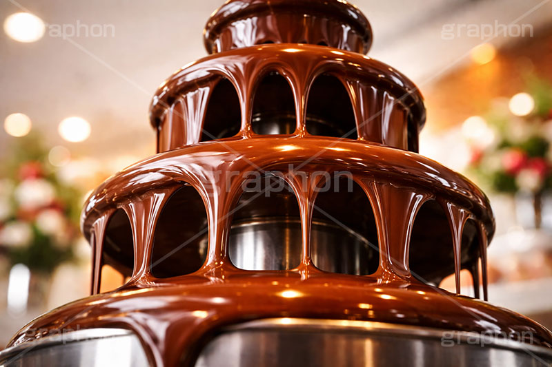 チョコレートファウンテン,チョコレートタワー,ミルクチョコ,チョコフォンデュ,チョコレートフォンデュ,ビュッフェ,バイキング,食べ放題,レストラン,バレンタイン,バレンタインデー,チョコレート,菓子,お菓子,告白,愛,恋,恋愛,ラブ,らぶ,女子力,ガーリー,甘い,スイーツ,chocolate,valentine,sweet,AI生成素材