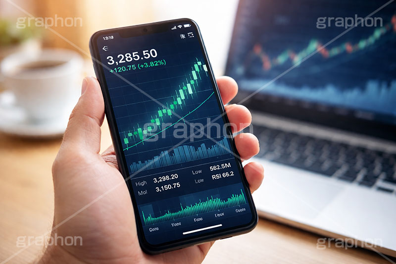 チャート上昇,チャート,スマホ,スマートフォン,携帯電話,パソコン,ノートパソコン,株,株価,株価指数,上昇,急騰,下落,暴落,家計,積立,積み立て,投資,企業,決算,円安,仮想通貨,不動産,金利,グラフ,トレード,ローソク足,資産,金,お金,マネー,損失,NISA,経済,ニュース,記事,news,GDP,PC,chart,graph,money,trade,AI生成素材