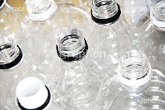 リサイクル用に洗ったペットボトル,洗う,並ぶ,ペットボトル,ボトル,リサイクル,ゴミ,ごみ,プラスチック,分別,大量,たくさん,容器,清掃,掃除,bottles,recycle