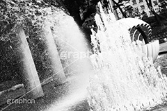 公園の噴水(モノクロ)公園の噴水,噴水,公園,和田倉噴水公園,モノクロ,白黒,しろくろ,モノクローム,単色画,単彩画,単色