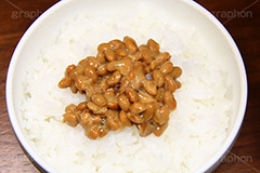 ごはんに納豆,納豆,ご飯,朝食,和食,日本食,日本料理,白飯,白米,おかず,japan,soy,beans,natto