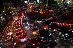 工事中で渋滞する夜道,工事,渋滞,道路,道,夜景,夜,コーン,交通,車,car,construction