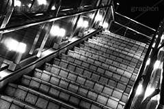 夜の階段(モノクロ),モノクロ,白黒,しろくろ,モノクローム,単色画,単彩画,単色,階段